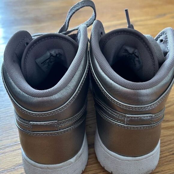 Nike Air Jordan 1 Silver Model AV5174-200 Youth Size 6.5 Y - Picture 4 of 9